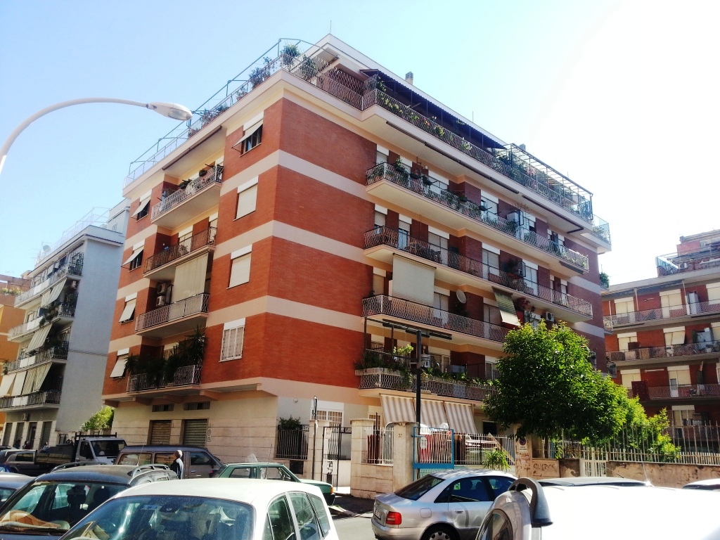Rifacimento facciata condominiale nel quartiere Pigneto, Roma